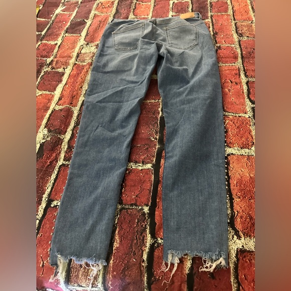 Zara jeans with faux crystals size 8
Inseam 27”
Excellent Pre-owned Condition - Picture 3 of 8